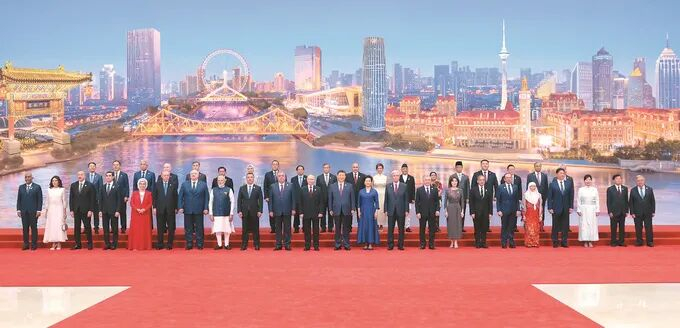 宴会前，习近平和彭丽媛同贵宾们集体合影留念。 新华社记者 谢环驰 摄