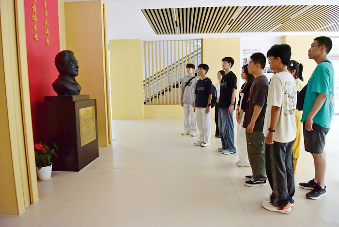 　　参观生命科学馆