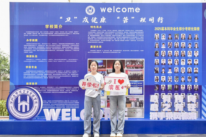 　　双胞胎姐妹寇昕怡、寇昕悦合影