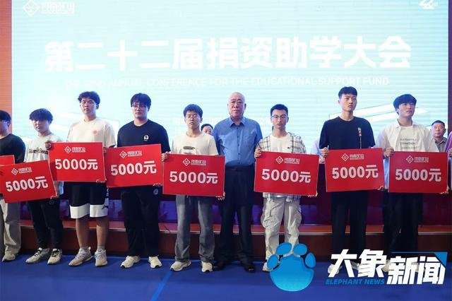 崔培军和受资助者合影