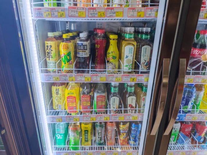广州一便利店中的冷柜陈列    《消费者报道》记者摄