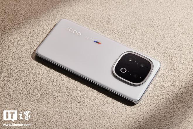 ▲ IT之家开箱：iQOO 13 传奇版图赏