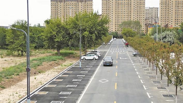 8月15日，航拍六师五家渠市新规划的林下停车位。 兵团日报全媒体记者 段若冰 通讯员 朱小丽 摄