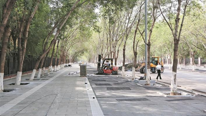　　8月15日，在六师五家渠市学苑路三小附近的林下停车位项目现场，工人加紧施工。 兵团日报全媒体记者 段若冰 通讯员 朱小丽 摄