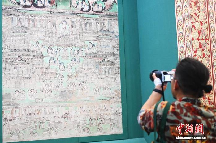 圖為活動(dòng)嘉賓參觀(guān)拍攝敦煌壁畫(huà)。中新社記者 李亞龍 攝