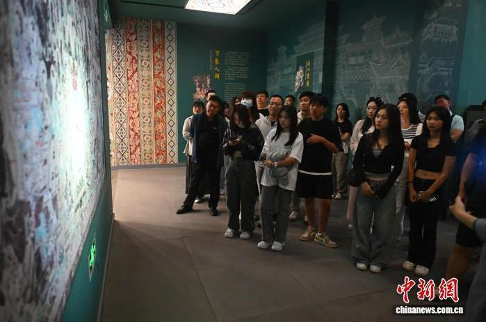 圖為活動(dòng)嘉賓參觀(guān)敦煌壁畫(huà)。中新社記者 李亞龍 攝