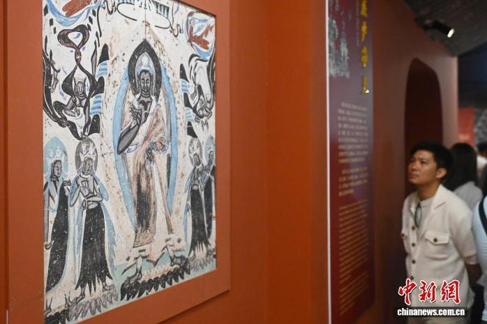 圖為活動(dòng)嘉賓參觀(guān)敦煌壁畫(huà)。中新社記者 李亞龍 攝