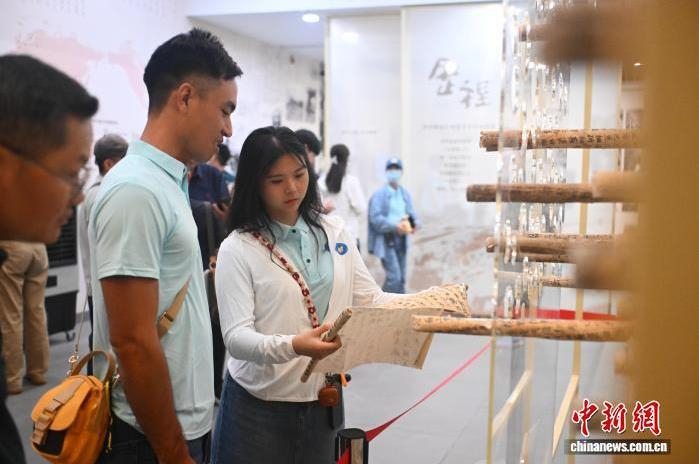 圖為活動(dòng)嘉賓參觀(guān)敦煌文獻復制品。中新社記者 李亞龍 攝