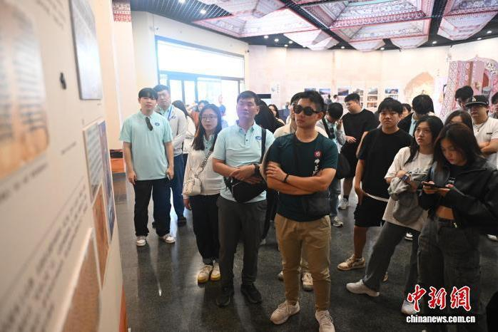 圖為活動(dòng)嘉賓參觀(guān)了解敦煌壁畫(huà)、彩塑等文化遺產(chǎn)的數字化保存與永續利用。中新社記者 李亞龍 攝