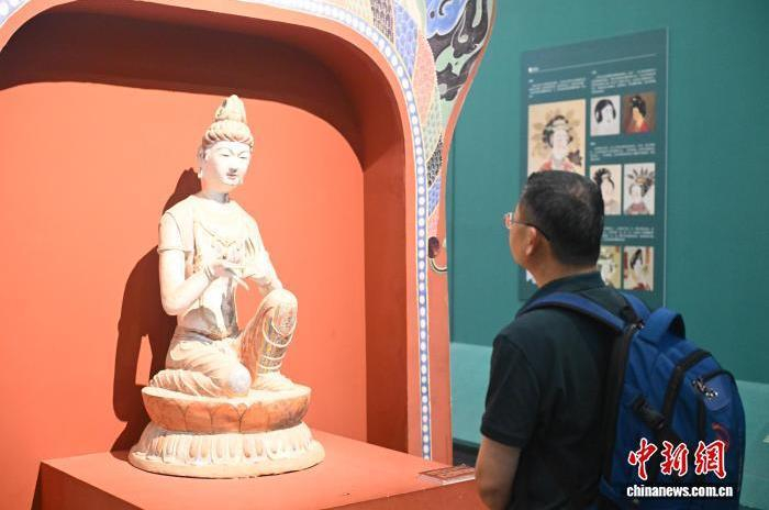 圖為活動(dòng)嘉賓參觀(guān)敦煌塑像。中新社記者 李亞龍 攝