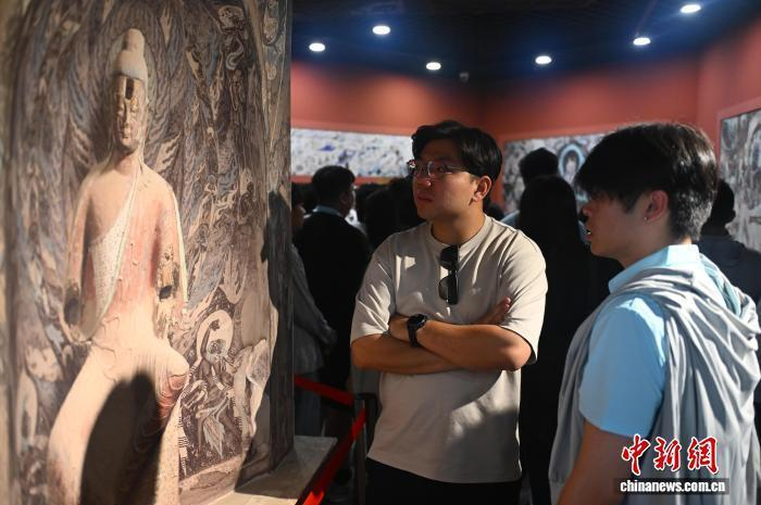 圖為活動(dòng)嘉賓參觀(guān)敦煌彩塑。中新社記者 李亞龍 攝