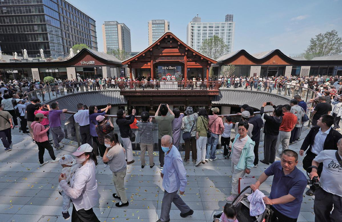 5月25日，北京中海大吉巷正式开业，吸引众多市民打卡。　新京报记者　薛珺　摄