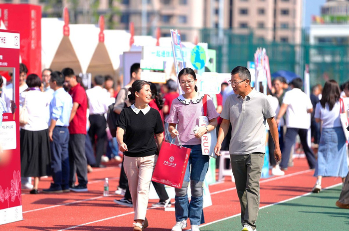 人民大学4000余名2025级硕士研究生新生在通州校区报到，在美丽的新校园开启大学新生活。 记者 和冠欣/摄