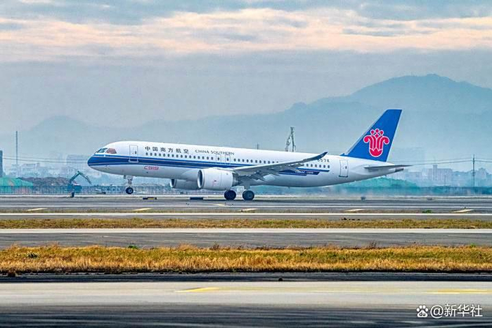 一架南航C919国产大飞机在广州白云国际机场起飞（2025年1月14日摄）。新华社记者 王瑞平 摄