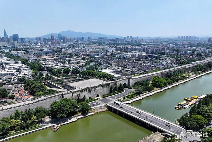 南京中华门城堡与秦淮河景色（2023年6月9日摄，无人机照片）。新华社记者 杨磊 摄