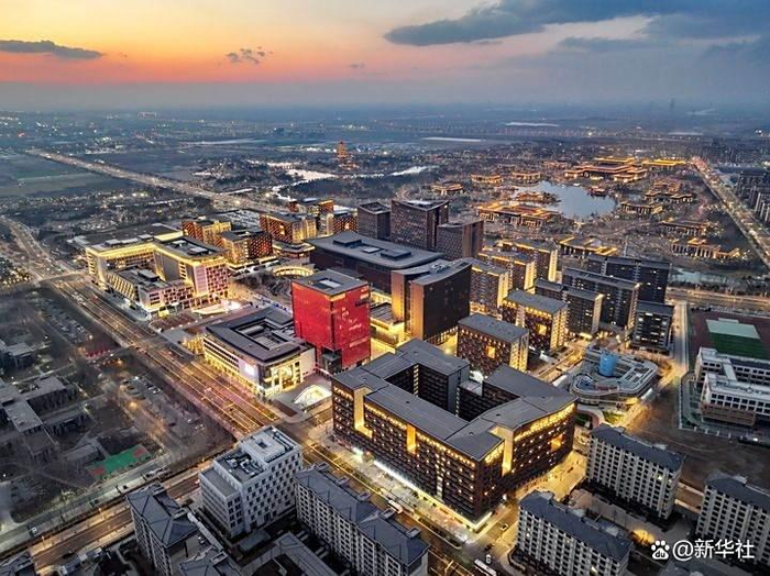 雄安商务服务中心夜景（2025年3月15日摄，无人机照片）。新华社记者 牟宇 摄