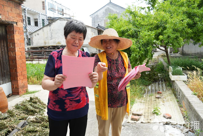 家园管家宣传《朱家浜村村规民约》。朱家浜村供图
