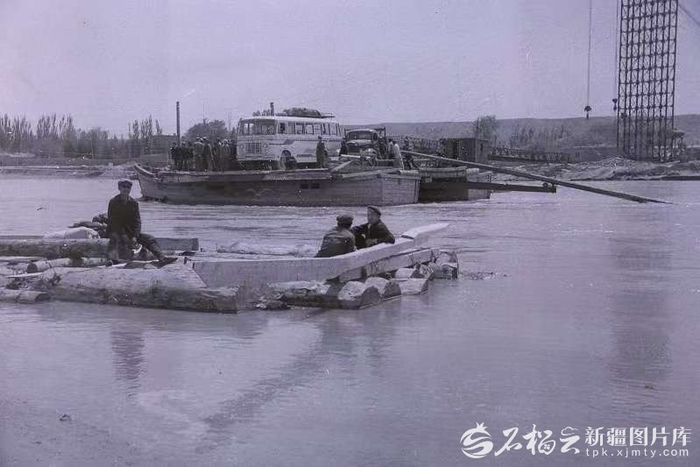 上个世纪七十年代伊犁河上的渡口。图片由关林森提供
