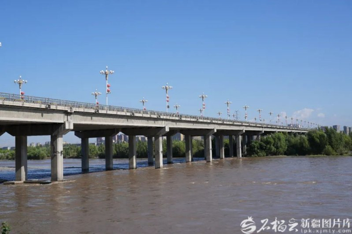 横跨河面的伊犁河大桥。孟霞摄