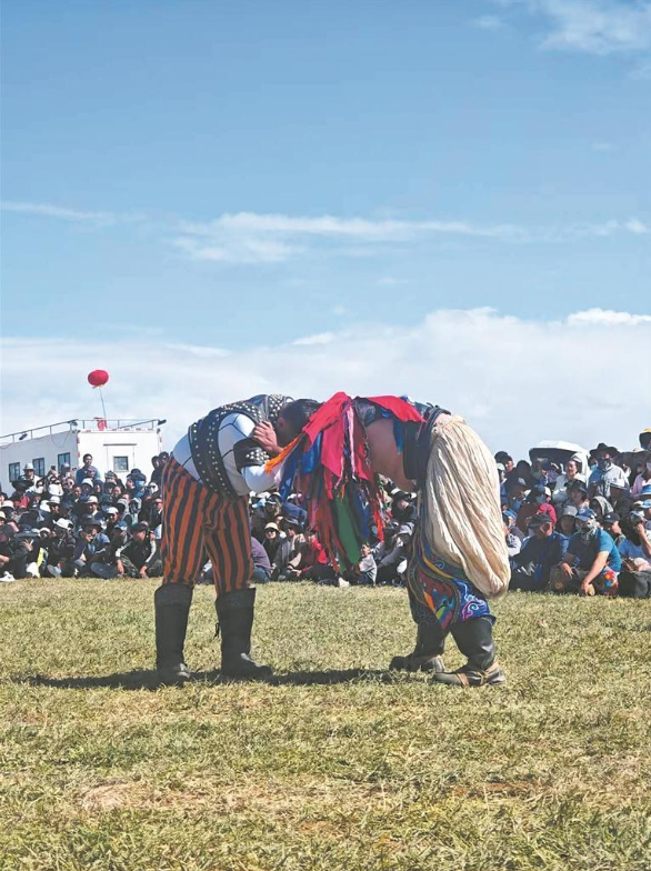 搏克選手比賽中。記者?冉志敏?攝