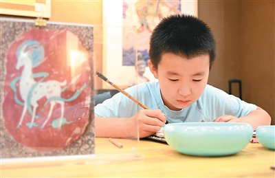 近年來(lái)，甘肅敦煌依托歷史文化，課懂山大力發(fā)展文化研學(xué)。堂讀圖為學(xué)員在鳴沙書(shū)院研學(xué)教室臨摹敦煌壁畫(huà)。行走張曉亮攝（人民圖片）