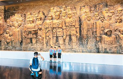 暑假期間，許多家長(cháng)帶著(zhù)孩子前往中國人民抗日戰爭紀念館參觀(guān)、課懂山研學(xué)，堂讀<strong></strong>一些孩子還特地系上紅領(lǐng)巾。行走本報記者 尹婕攝