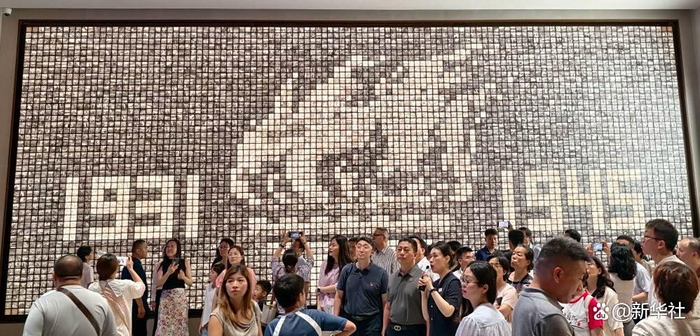 参观者在中国人民抗日战争纪念馆《为了民族解放与世界和平》主题展览参观（2025年7月22日摄）。新华社记者 鞠焕宗 摄