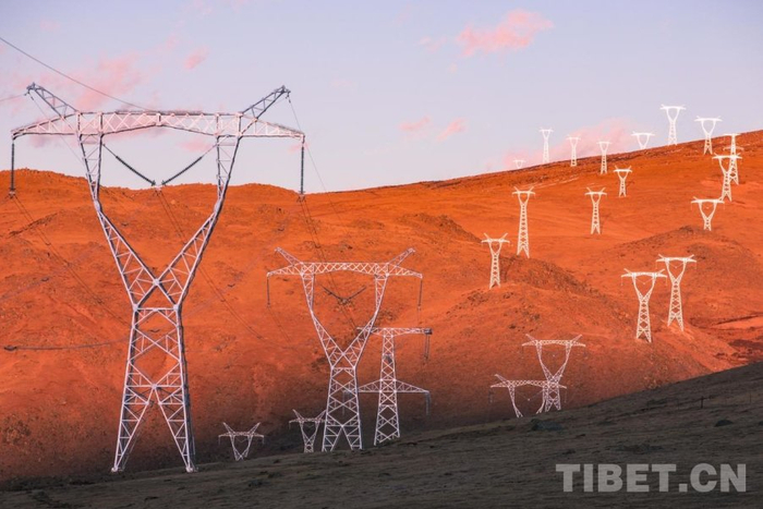 資料圖：西藏自治區境內的電網(wǎng)輸電線(xiàn)路 國網(wǎng)西藏電力供圖