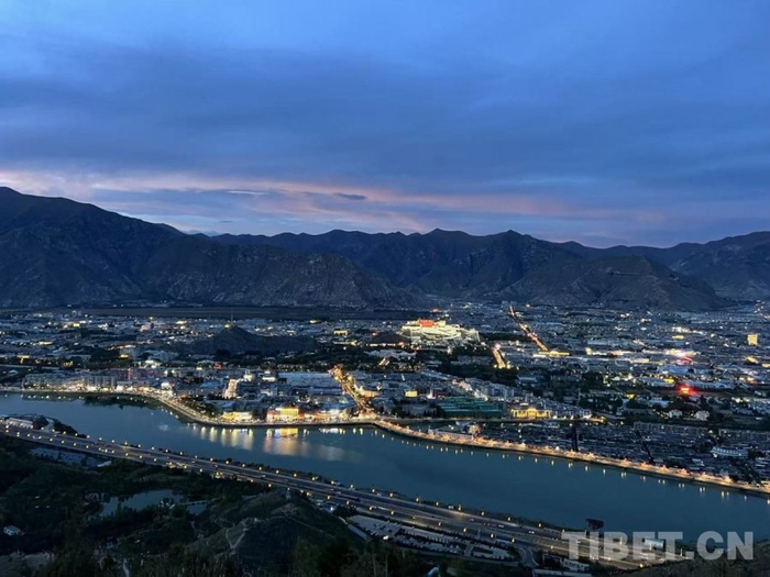 圖為夜幕下燈光逐漸亮起的拉薩城 攝影：趙振宇