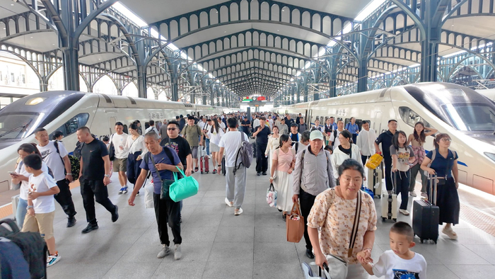 在哈尔滨火车站站台上，旅客步履匆匆