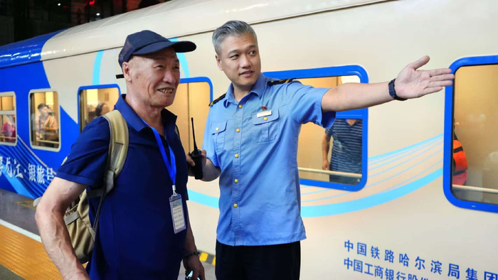 铁路工作人员为旅客指路