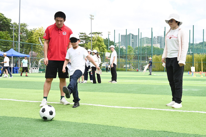 图7 参与者参与盲人足球游戏