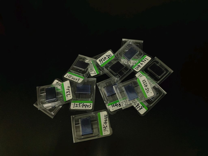 团队研发的全球首款蒙古羊系绵羊繁殖力检测低密度SNP基因芯片。