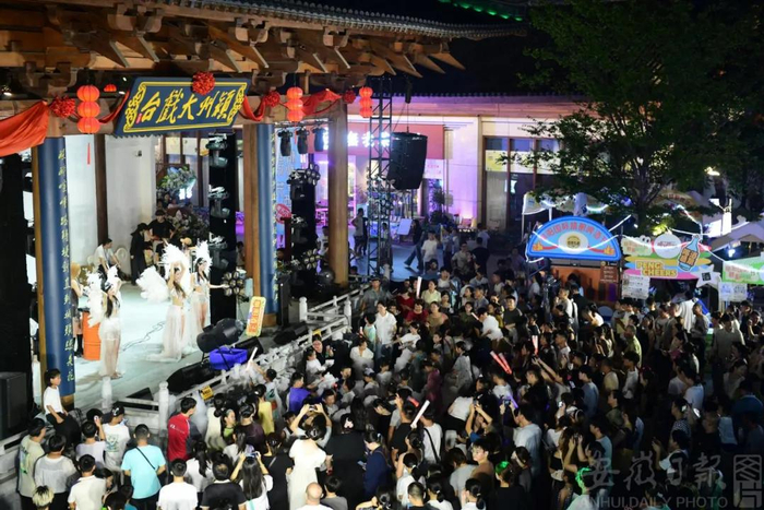 8月16日，在安徽省阜阳市城南新区双清湾水街内，许多市民及游客在“大戏台”旁观看文艺演出。王彪 摄