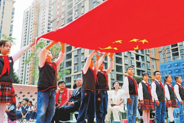 春城小学红菱校区举行升旗仪式。