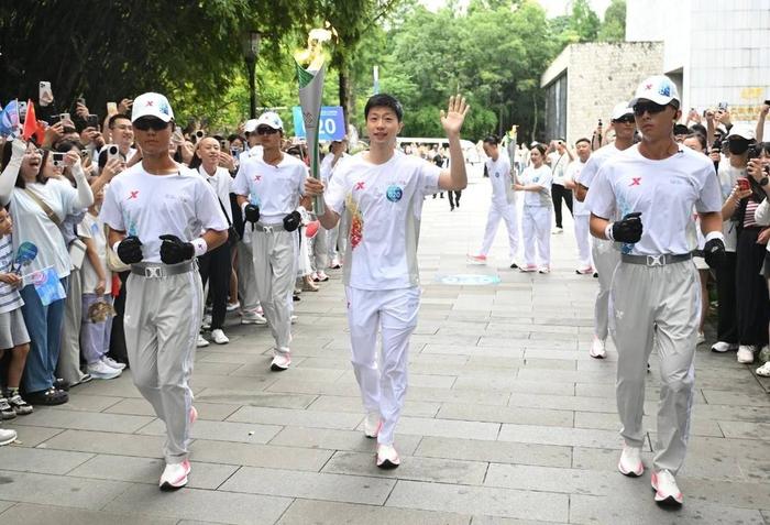 马龙在三星堆 图据新华社