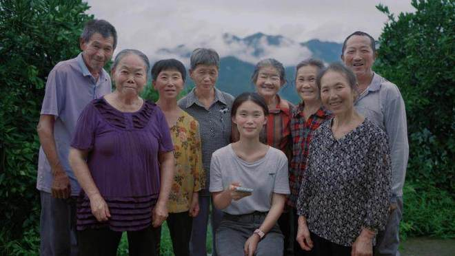 李春花和村民们。图源 程艺辉