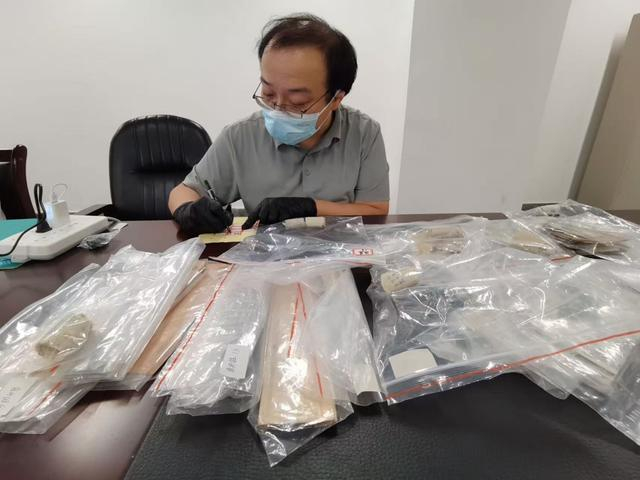 虹口区档案馆工作人员正在为入藏的抗日主题胶片编目。 文汇报记者 单颖文摄