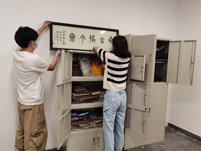 顾廷龙为康正平题写的“集古摄今斋”入藏虹口区档案馆。 文汇报记者 单颖文摄