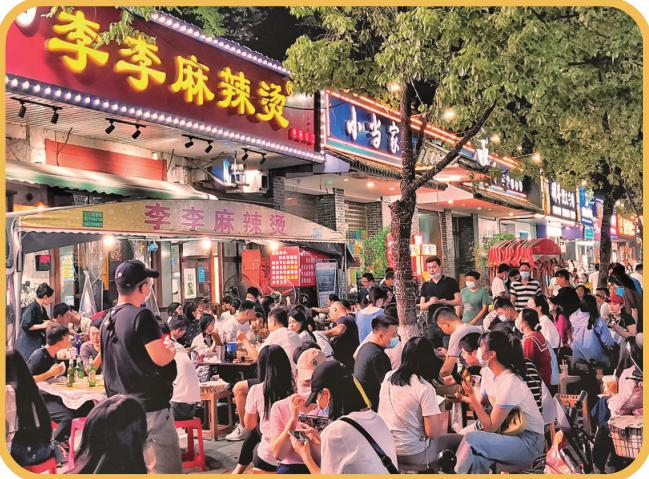 恩施街食客云集。　青山区委宣传部供图