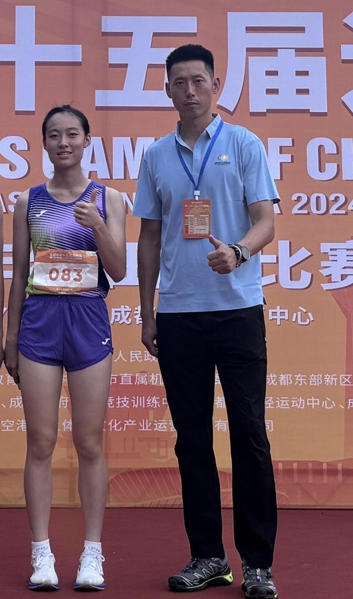 苟曾妮与教练合影