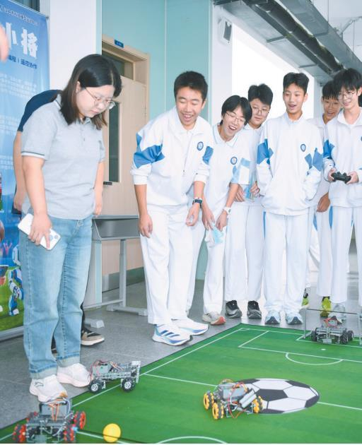 8月31日，“开学第一课”上，汉中市西高新初级中学学生进行车辆模型足球挑战体验。 记者 郭妍摄
