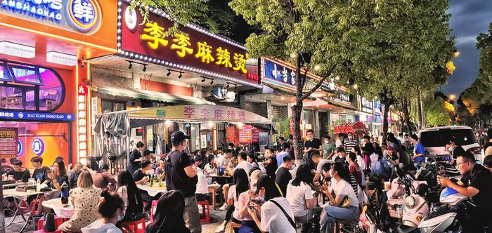 恩施街食客云集。 青山区委宣传部供图