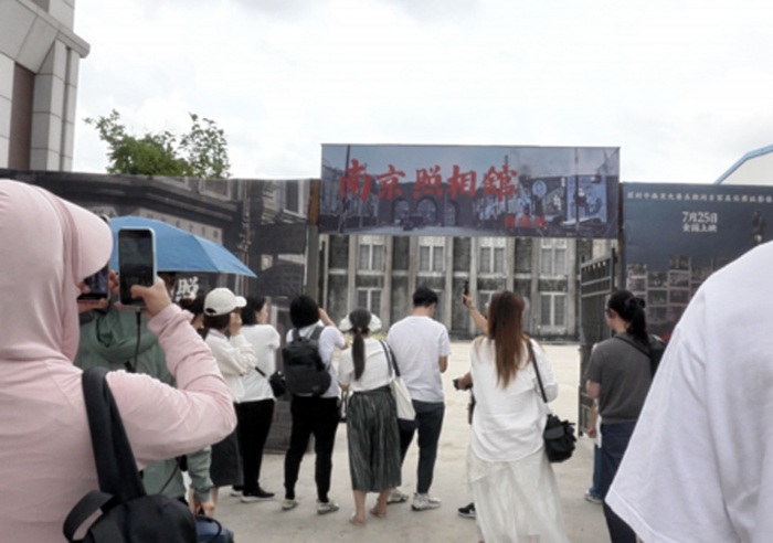 7月26日，观众在上海影视乐园大戏院看完《南京照相馆》后前往上海影视乐园实景拍摄地参观。新华社记者 张璟怡 摄
