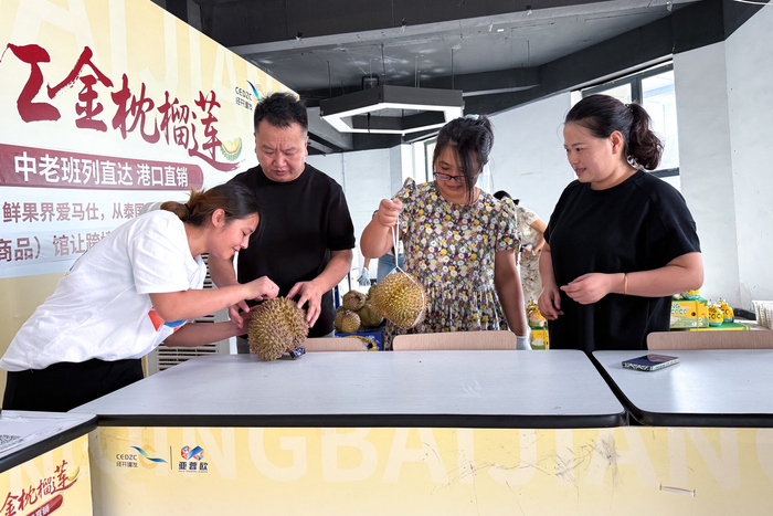 顾客在集散中心选购榴莲。郝飞摄