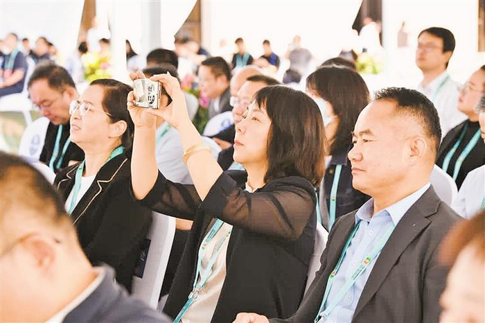 嘉宾现场聆听行业大咖的主题演讲。记者 祁国昌 摄