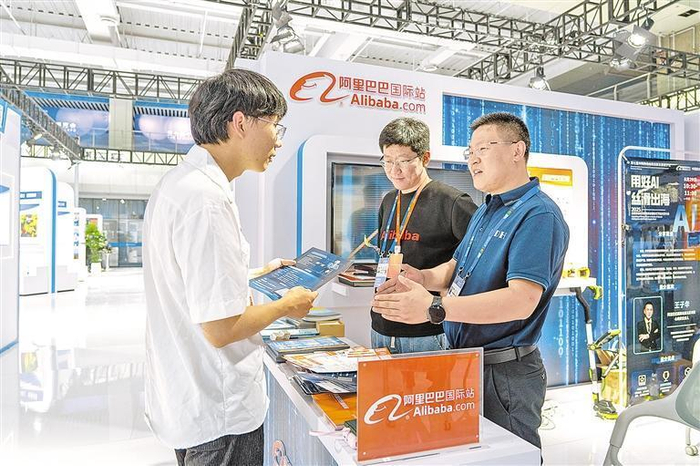 跨境电商展集结了亚马逊、阿里巴巴等多家全球头部电商平台。 宁夏日报报业集团全媒体见习记者 孙郑涛 摄