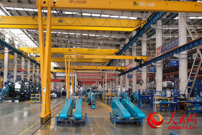 山河智能挖掘机总装车间。人民网记者向宇摄