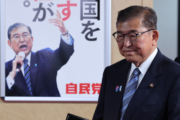 ▲2025年7月23日，日本首相石破茂在东京与自民党高层举行会谈后与媒体见面。图/新华社