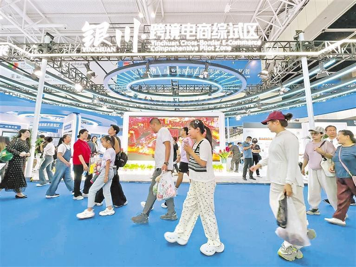 跨境电商综试区人流如织。 记者 张璞 摄